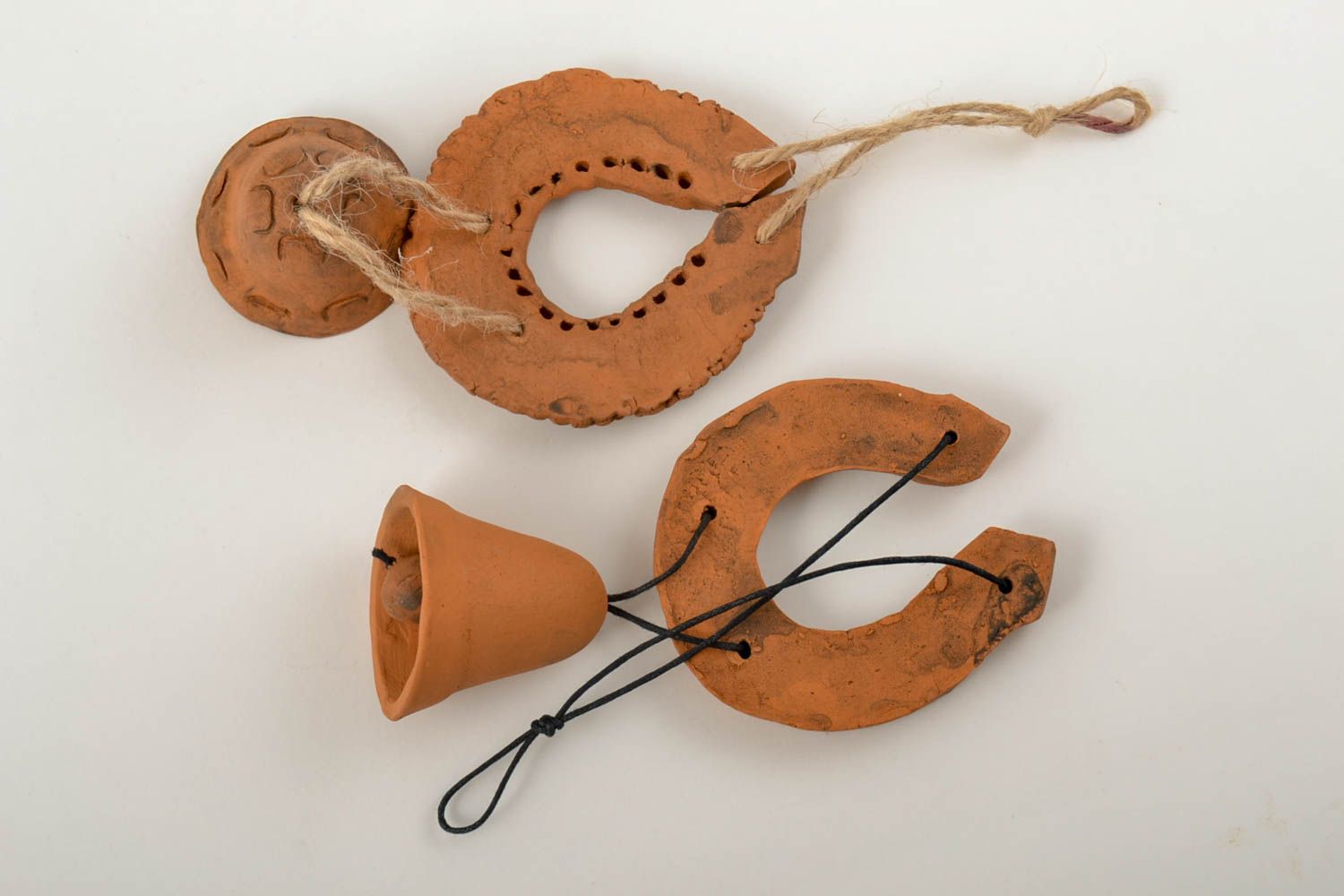 Campanelli decorativi fatti a mano con ferro di cavallo portafortuna in ceramica foto 2