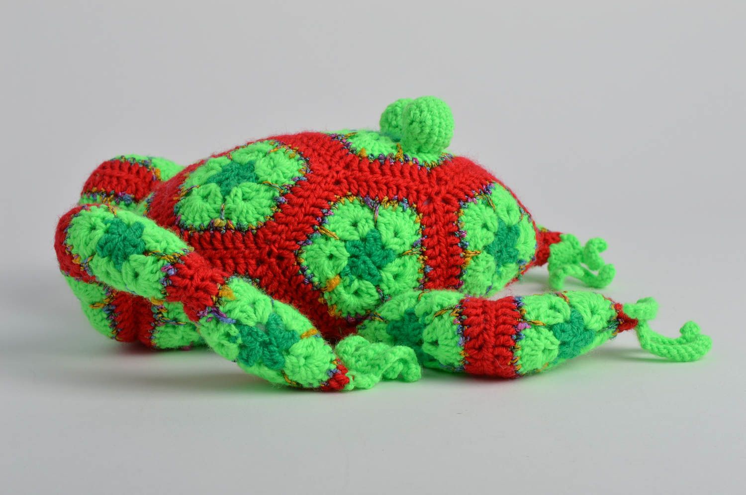 Peluche grenouille faite main Jouet au crochet Déco maison vert rouge originale photo 3