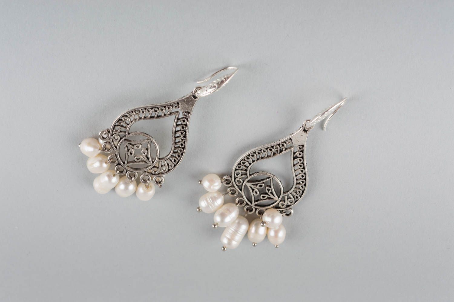 Boucles d'oreilles pendantes en perles naturelles blanches et laiton faites main photo 2