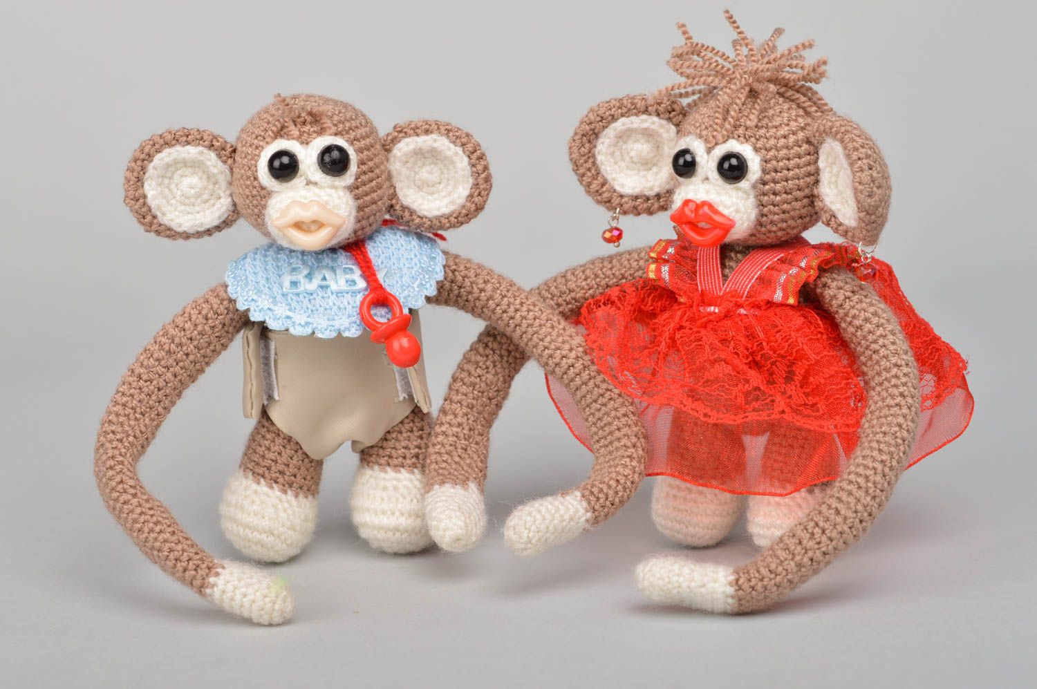 Комплект авторских игрушек в виде обезьянок ручной работы 2 шт для декора фото 5