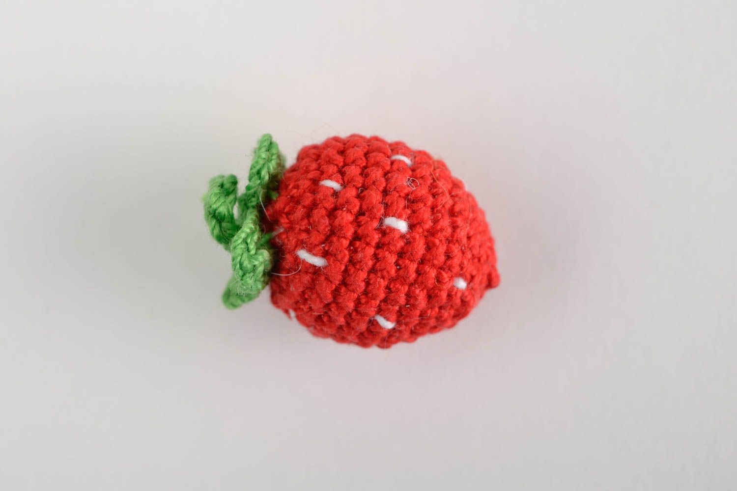 Fruta tejida a crochet juguete artesanal regalo original fresa rojacon puntitas foto 3