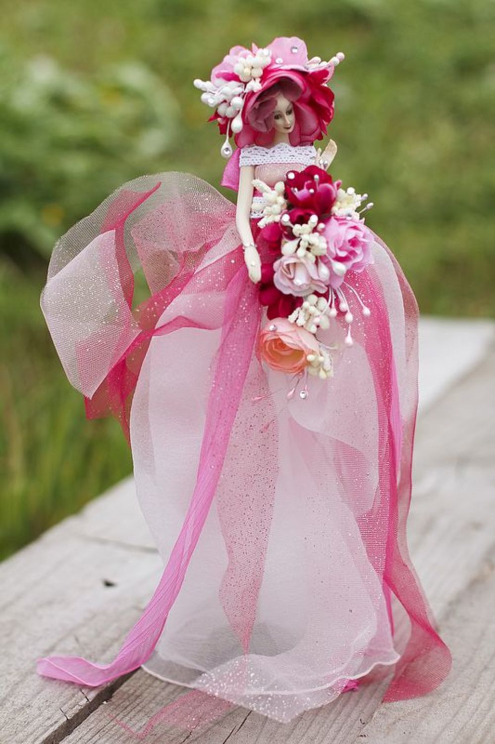 Hochzeitliche Puppe in rosigem Kleid foto 4