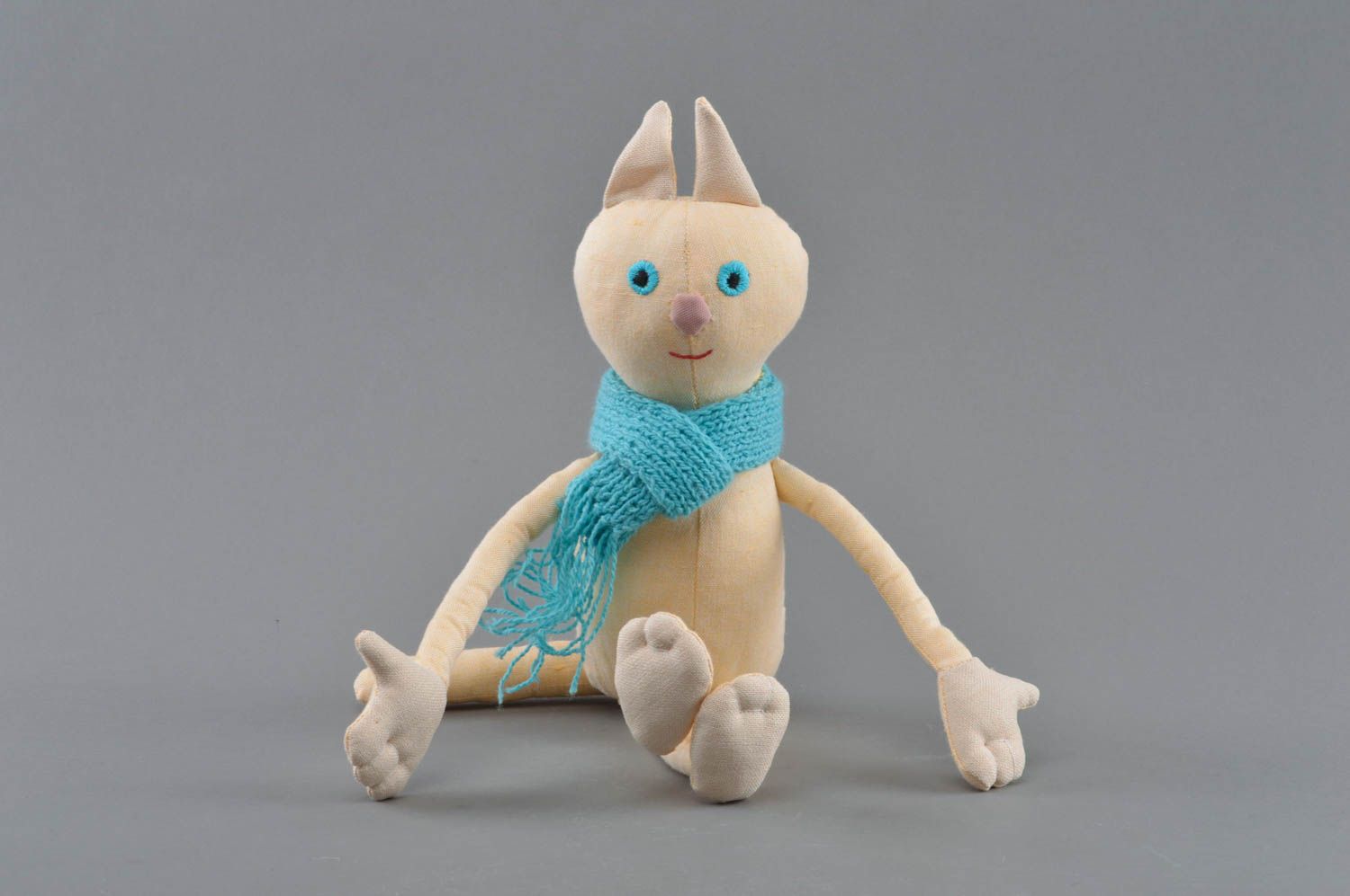Мягкая тканевая игрушка ручной работы для детей льняная котик с шарфом фото 1