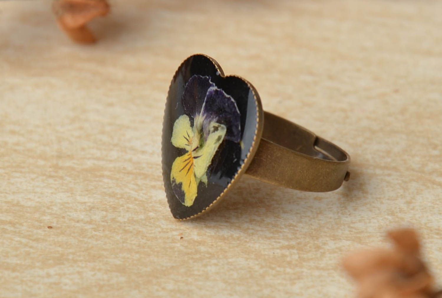 Heart shaped ring with real flowers photo 1