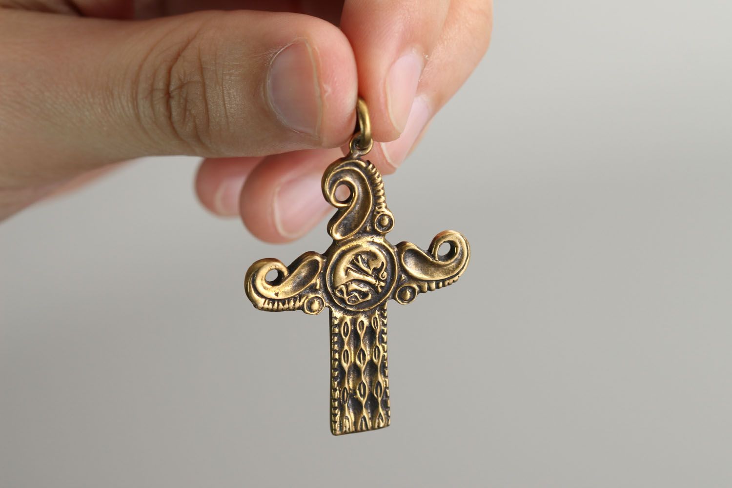 Pendentif croix scythique en bronze fait main photo 4