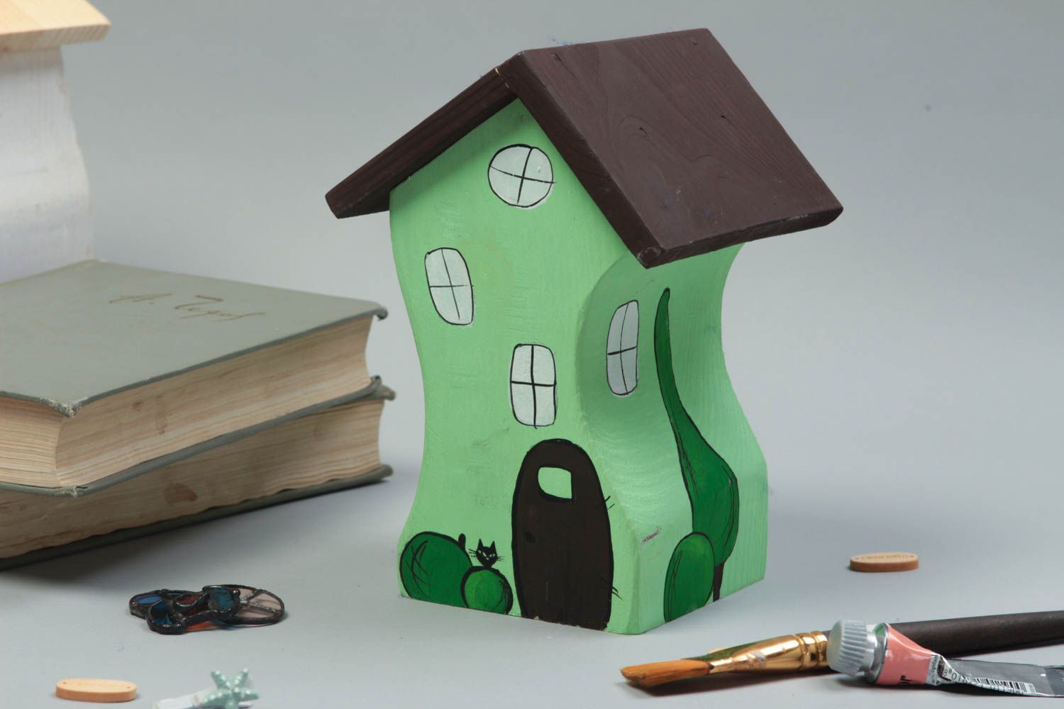 Фигурка из дерева домик зеленый с коричневой крышей небольшой ручной работы фото 1