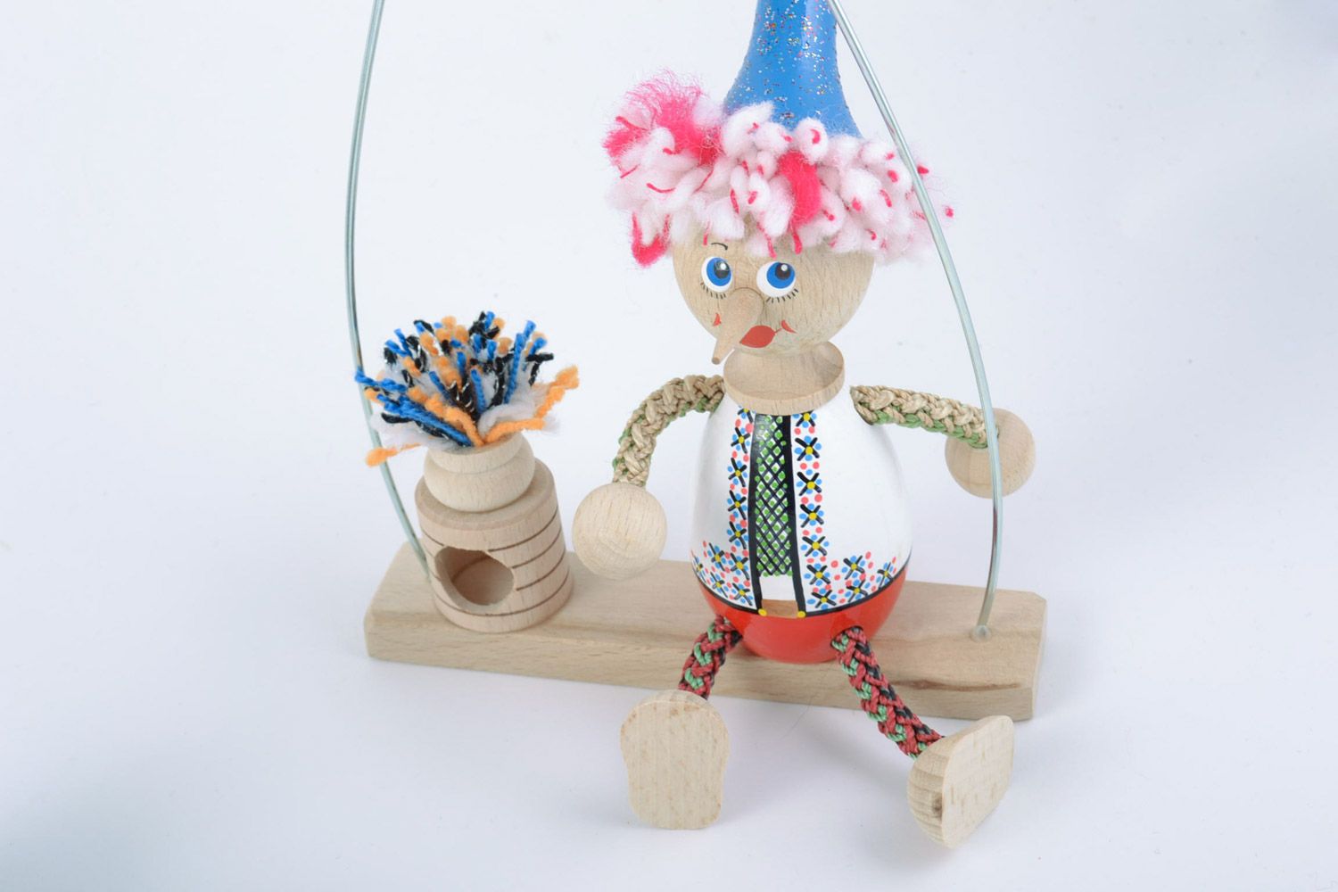 Деревянная игрушка качели с Буратино ручной работы с росписью на пружине  фото 4