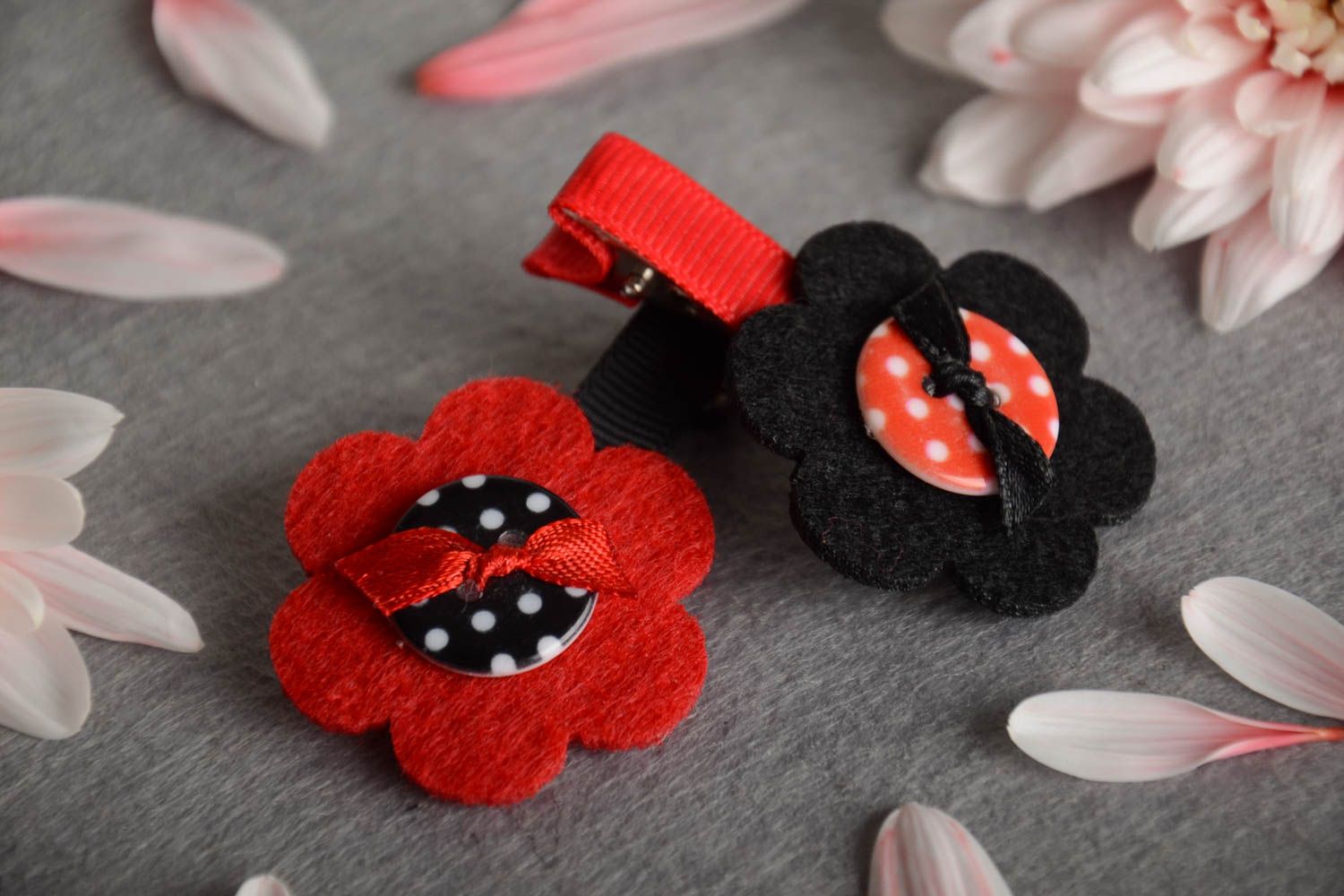 Pinzas para el pelo artesanales con forma de flores rojas y negras foto 1