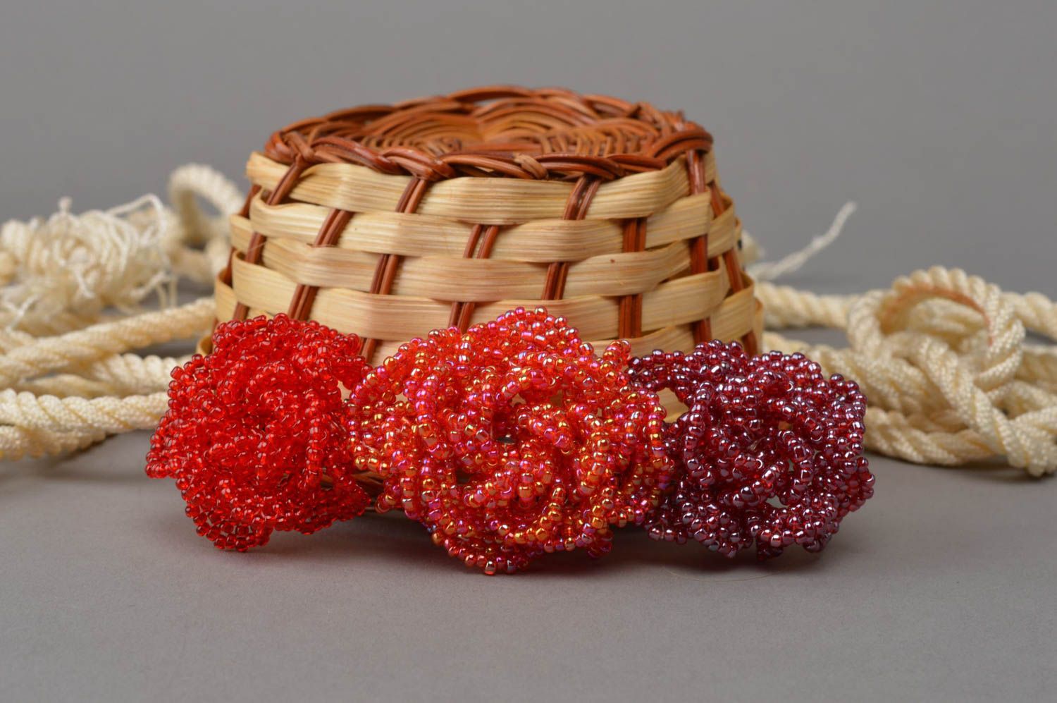 Schöne originelle Haarspange aus Glasperlen drei Blumen künstlerische Handarbeit foto 1