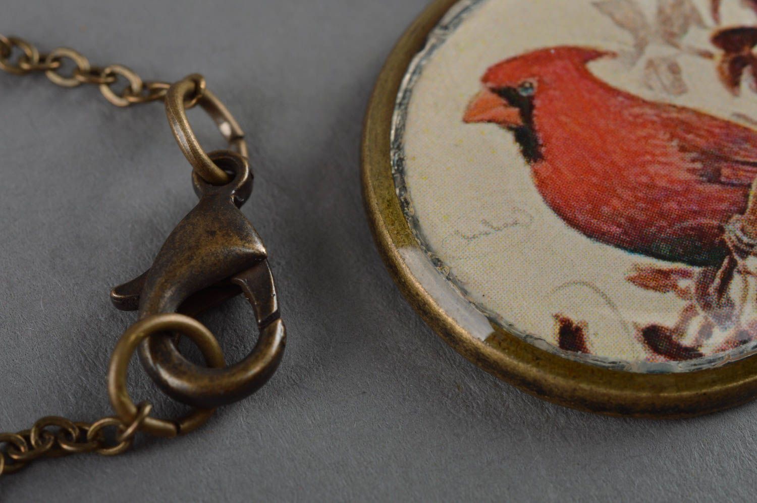 Petit pendentif en résine époxy rond avec oiseau fait main sur longue chaînette photo 3
