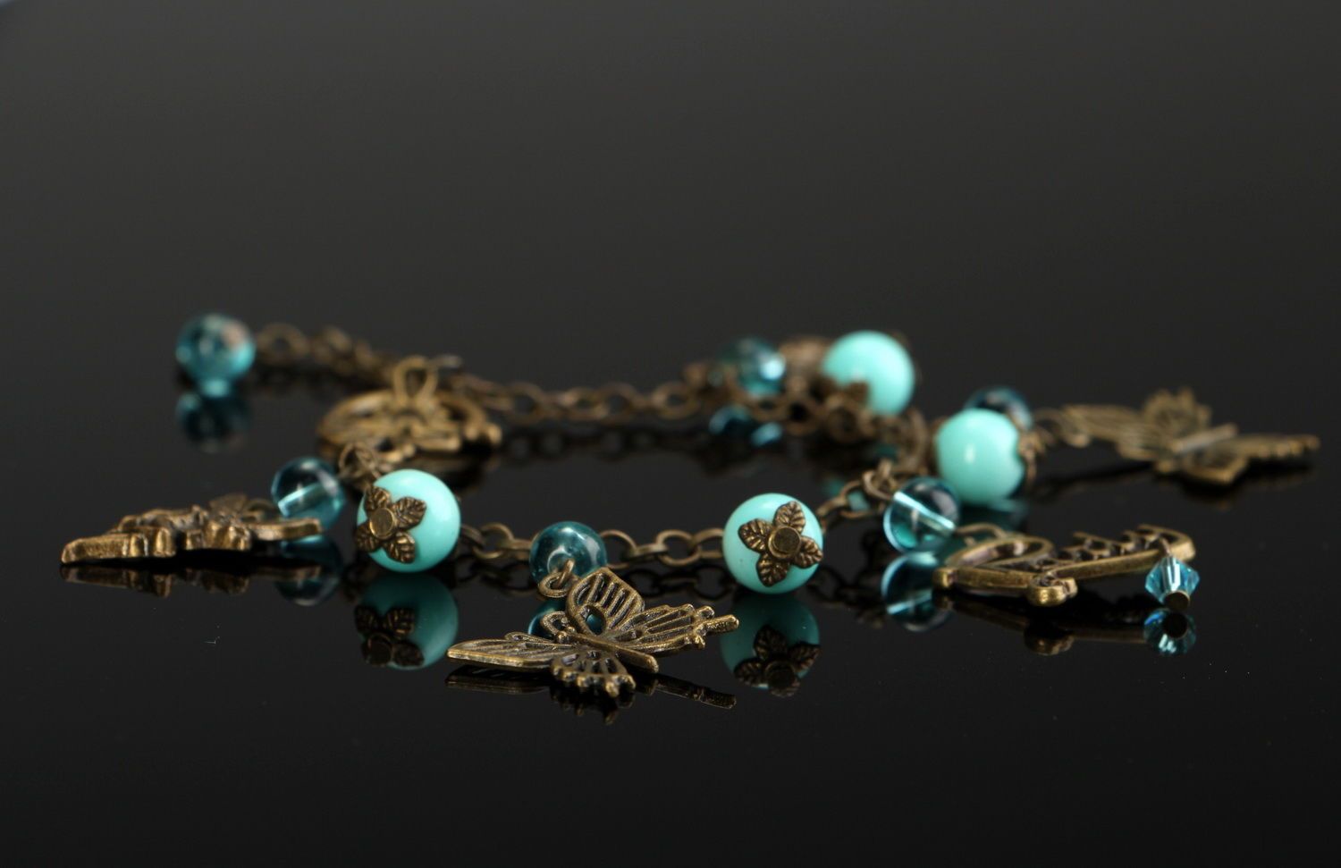 Bracelet made ​​of glass and pearls photo 2