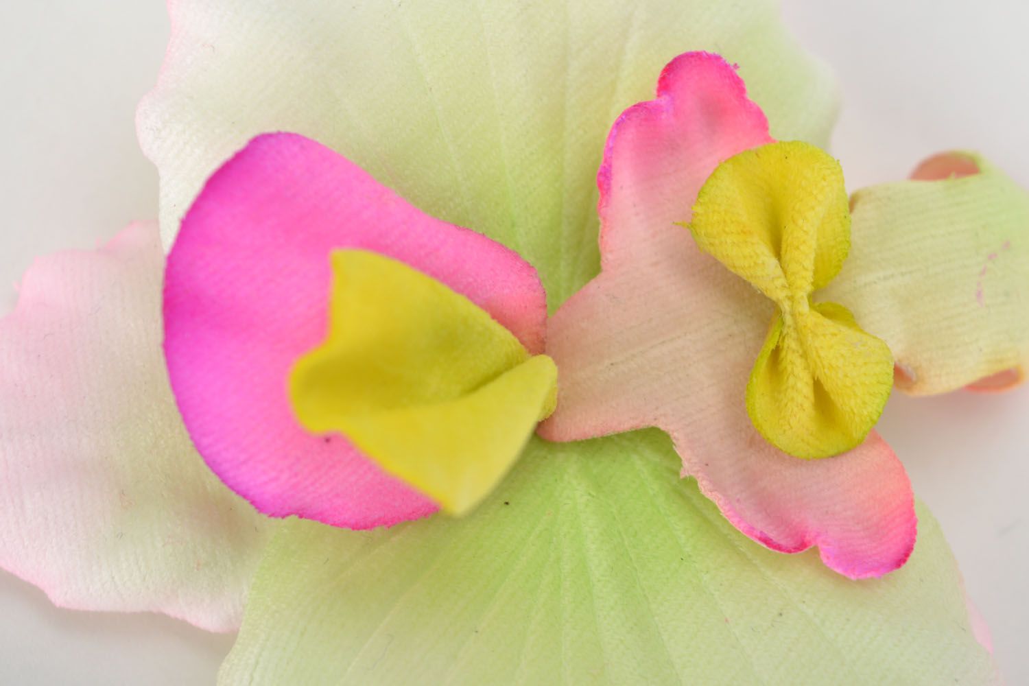 Broche-grampo de tecido feito à mão em forma da flor Orquídea foto 4