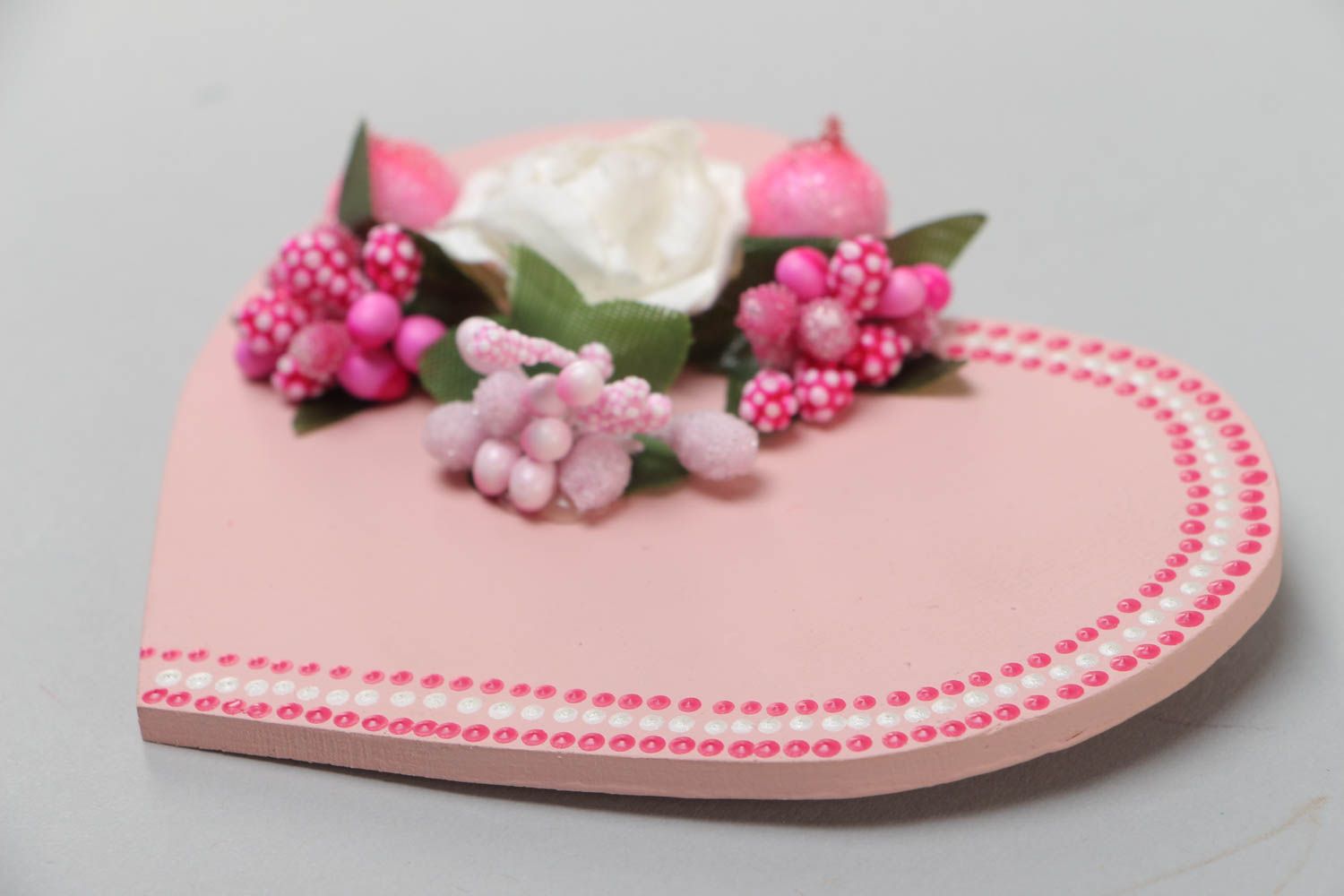 Handmade souvenir heart-shaped wooden fridge magnet of pink color with flowers photo 3