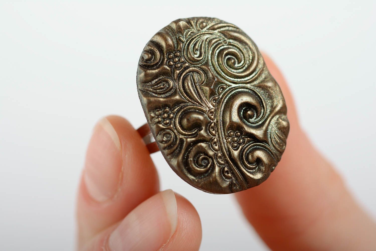 Massiver handgemachter ovaler Ring aus Polymerton mit Muster in Braun stilvoll foto 5