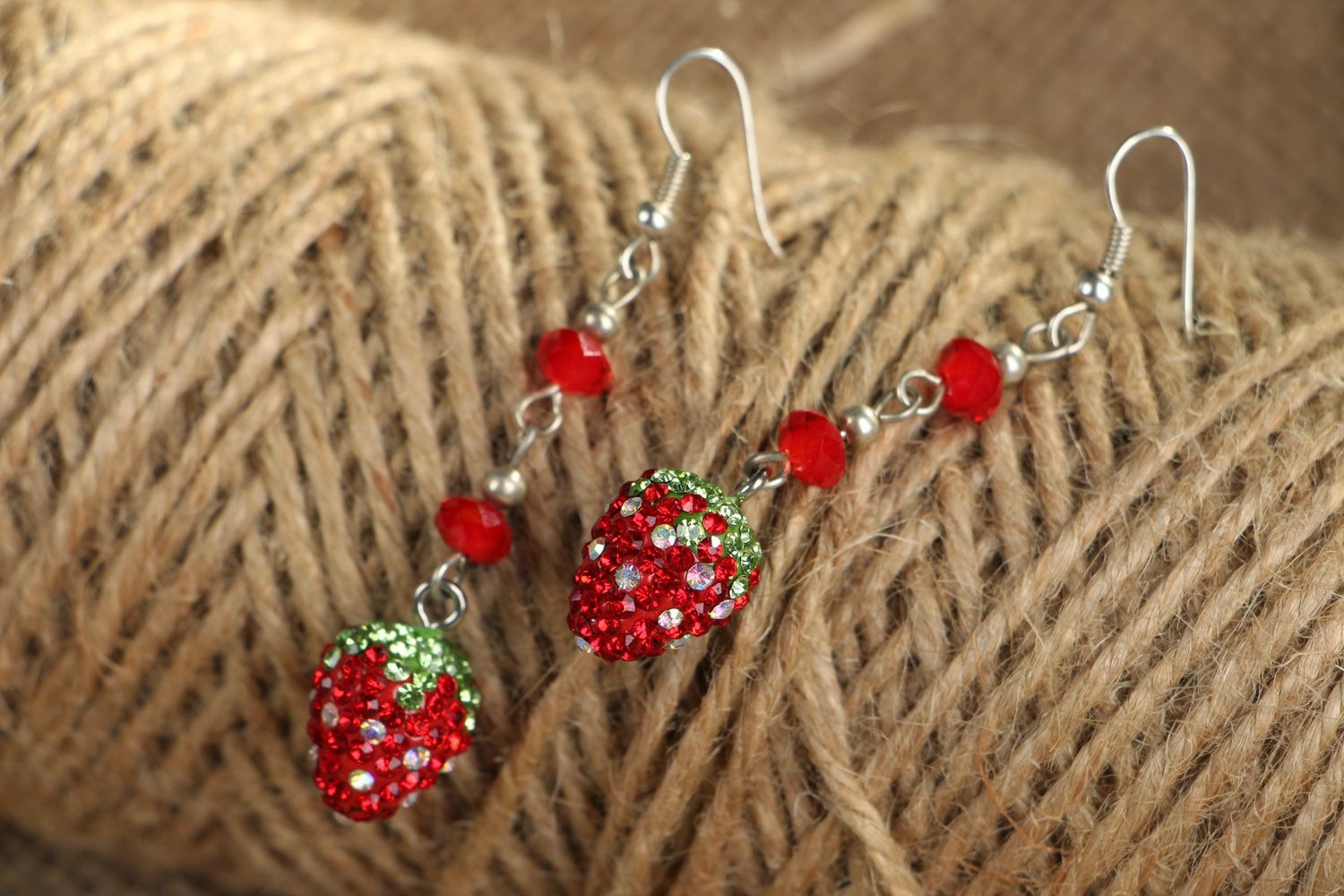 Lange Ohrringe mit Kristallen Erdbeere foto 3