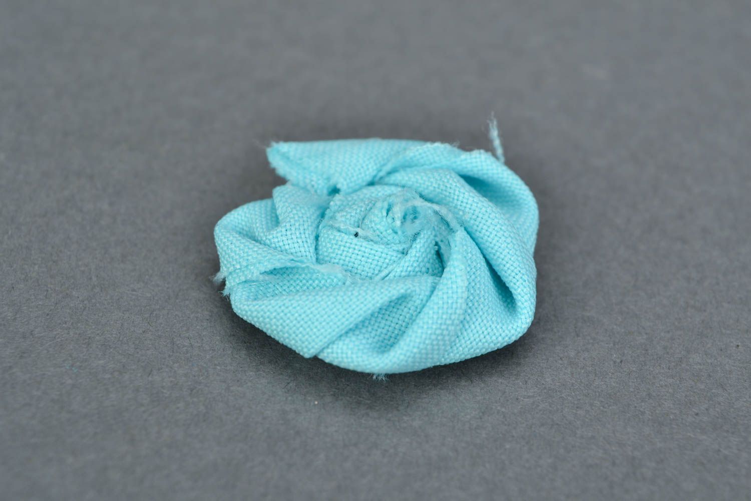 Petite fleur artificielle en tissu rose bleue faite main pour broche ou barrette photo 4
