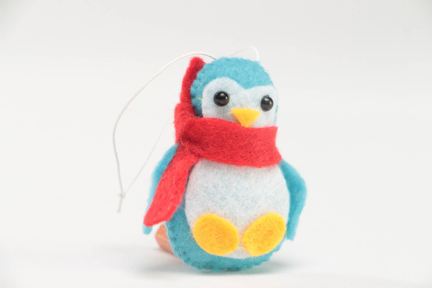 Petite décoration à suspendre en feutre en forme de pingouin faite main  photo 2