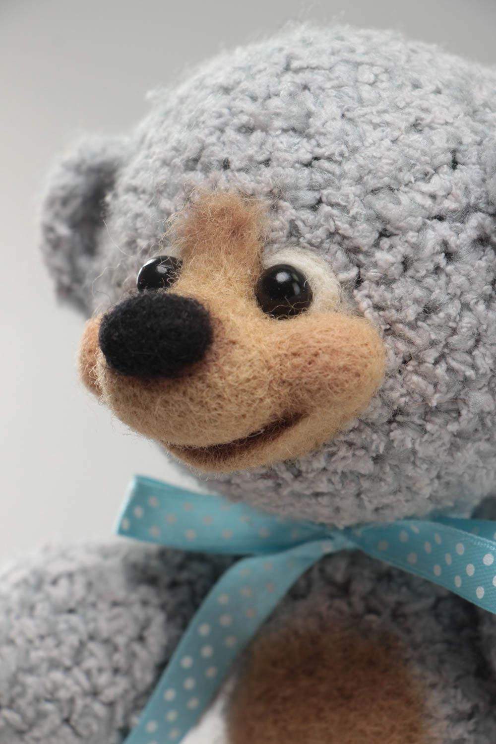 Голубой вязаный медведь игрушка ручной работы из фактурной пряжи и шерсти хендмейд фото 3