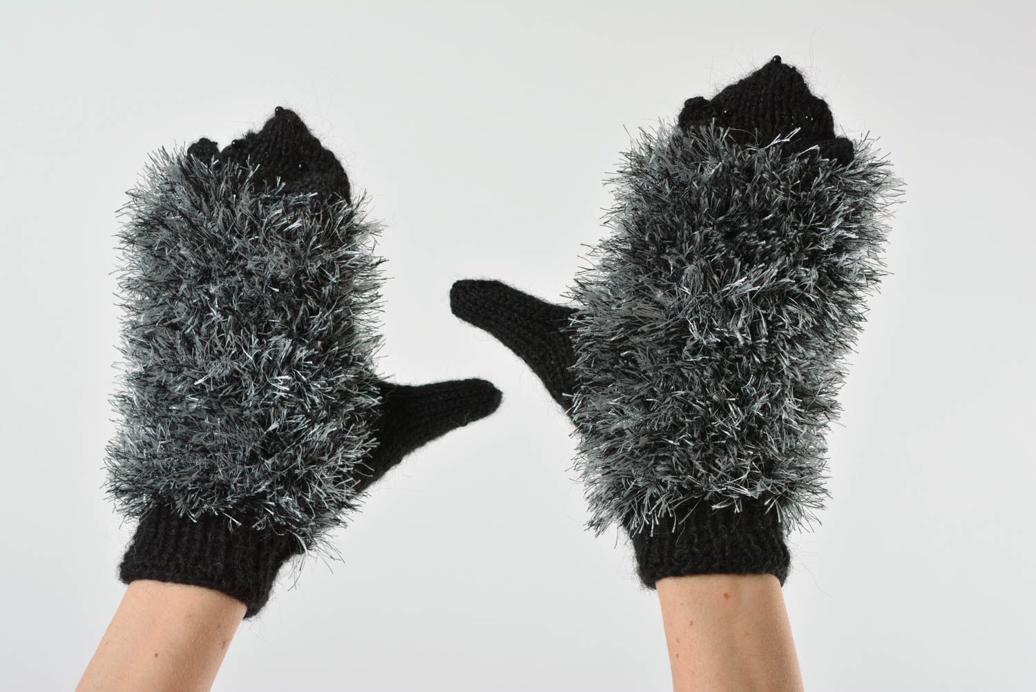Moufles tricotées en acrylique avec des aiguilles faites main noires Hérissons photo 4