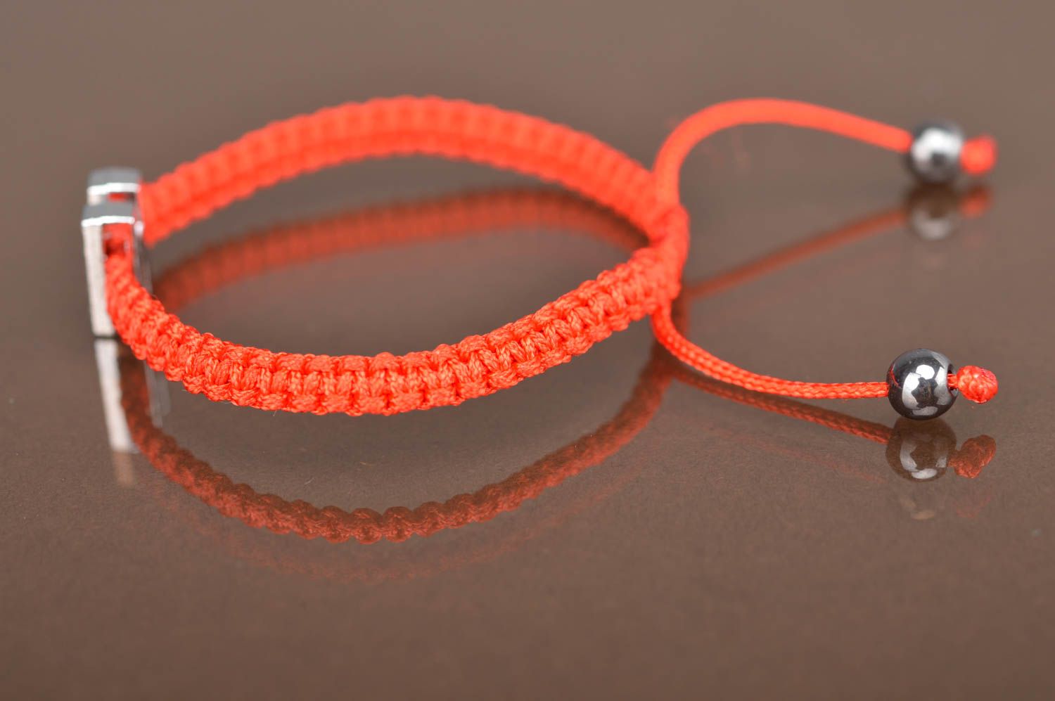 Тонкий браслет из текстильных шнуров с вставкой в виде буквы Н и бусинками фото 5