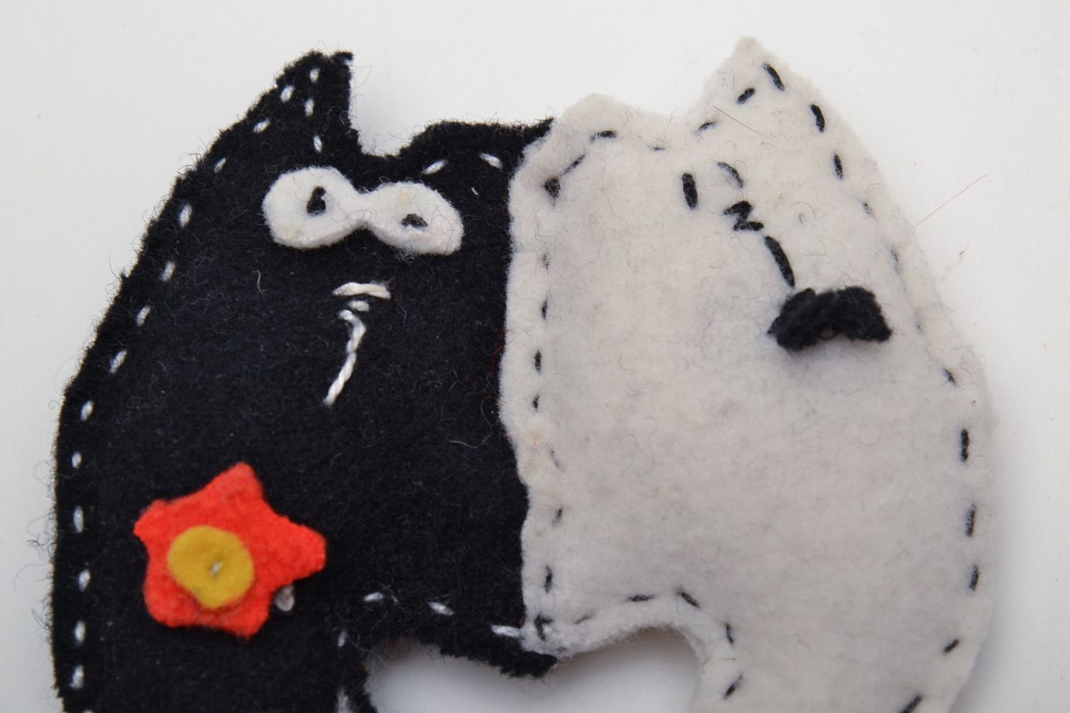 Petit jouet mou en feutre fait à la main en forme de deux Chats blanc et noir photo 3