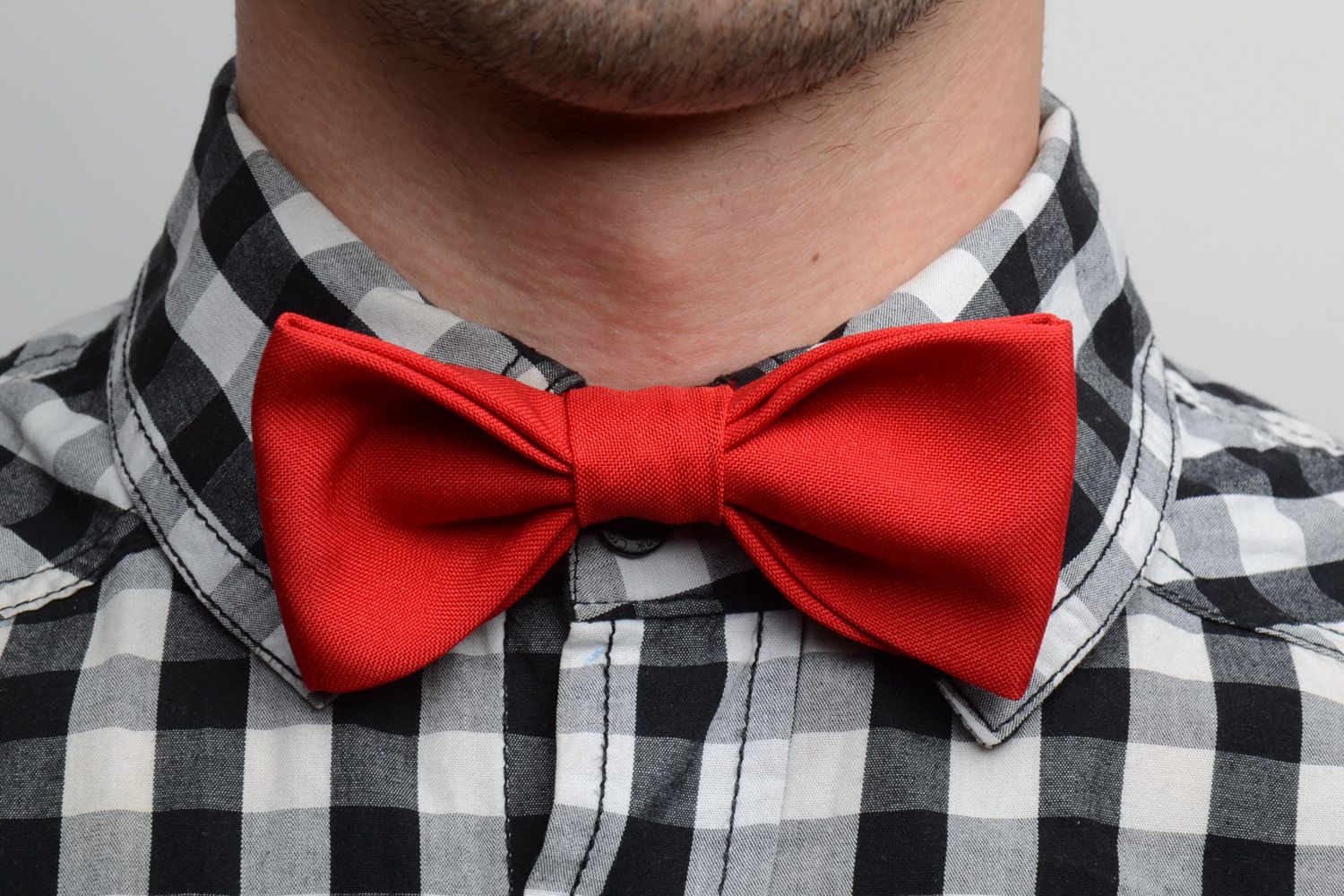 Bright handmade bow tie sewn of costume fabric of red color for extravagant men photo 1