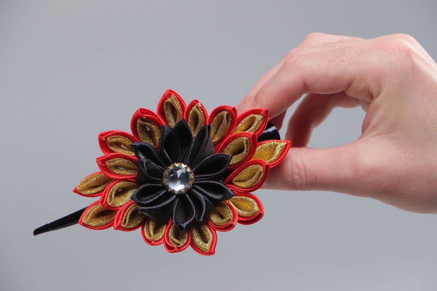 Schöne Haarspange mit Blume aus Atlasbändern in Kanzashi Technik handmade groß foto 5
