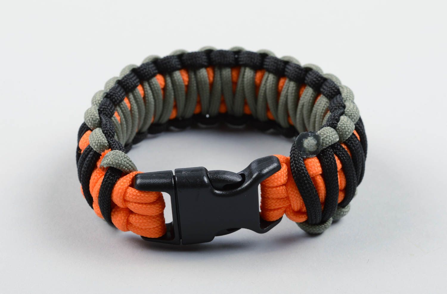 Bracelet paracorde Bijou fait main orange Accessoire homme design de créateur photo 2