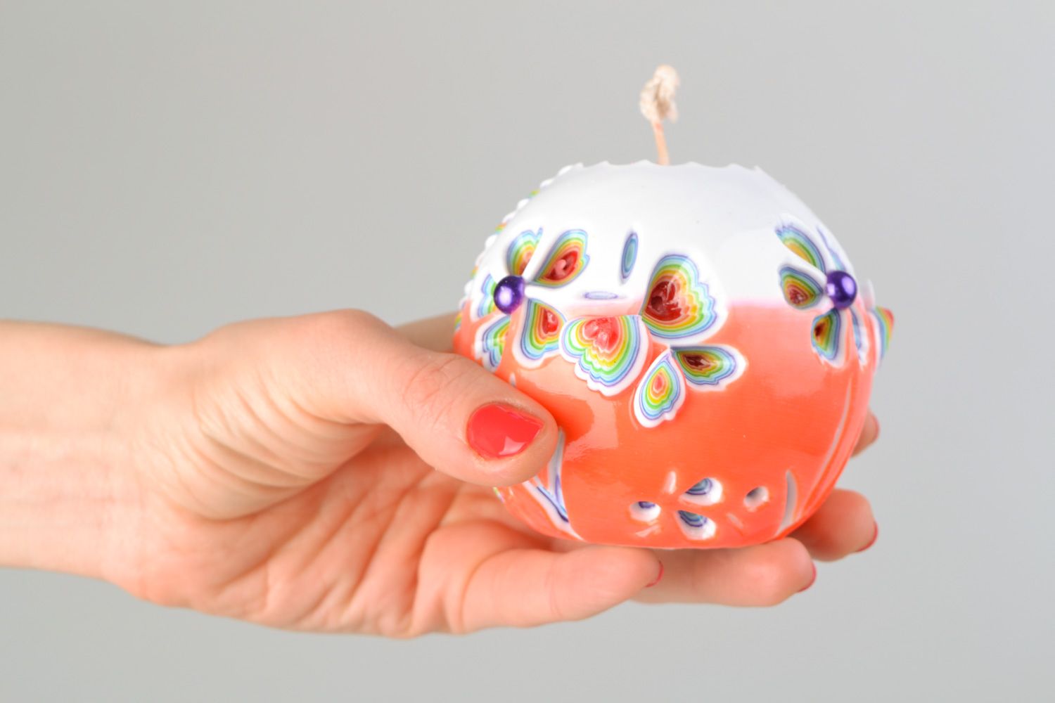 Vela tallada de parafina con ornamentos tallados con forma de bola foto 2