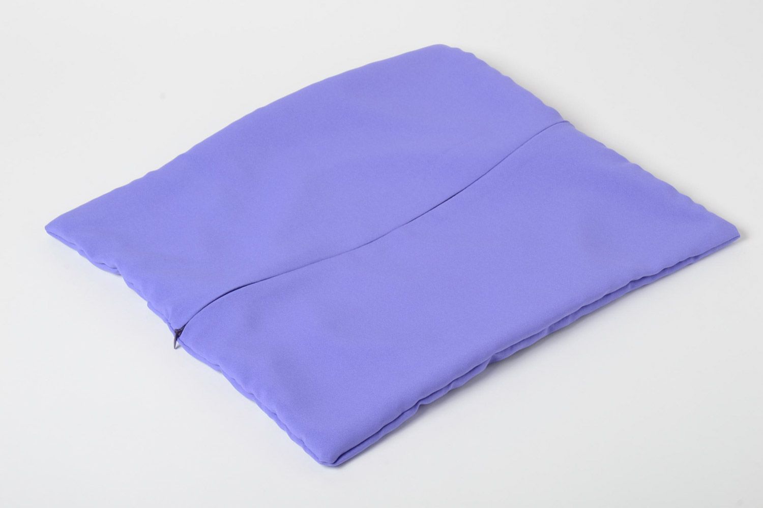 Exklusives kleines lila Kissenbezug handmade mit Stickerei aus echten Stoffen für Interieur foto 5