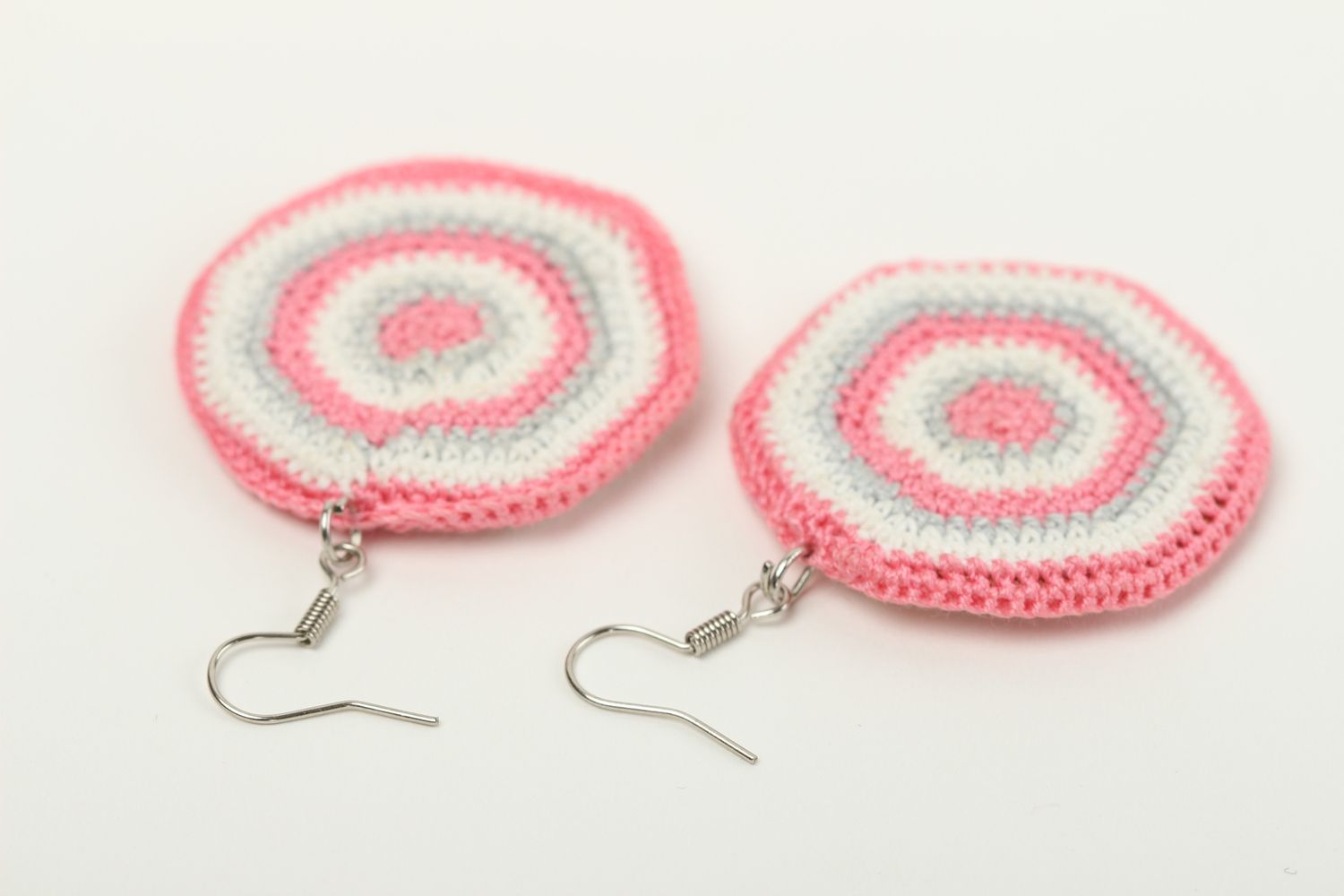 Handmade Designer Schmuck rosa gehäkelte Ohrringe Accessoire für Frauen zart foto 4