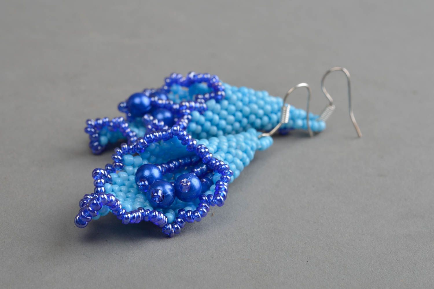Blaue Gehänge Ohrringe aus Glasperlen mit Perlen in Form von Blumen handgemacht foto 3