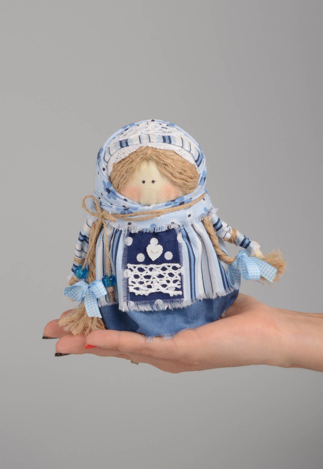 Игрушка кукла из ткани маленькая в этническом стиле необычная ручной работы фото 5