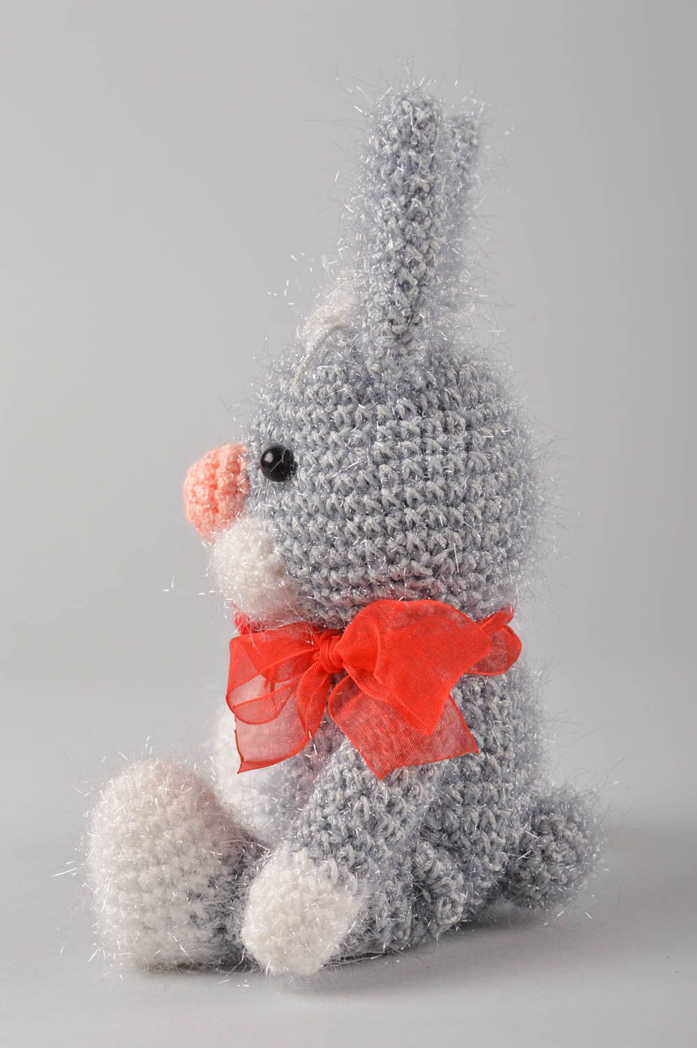 Jouet lapin Peluche faite main tricotée au crochet gris avec ruban Cadeau enfant photo 2