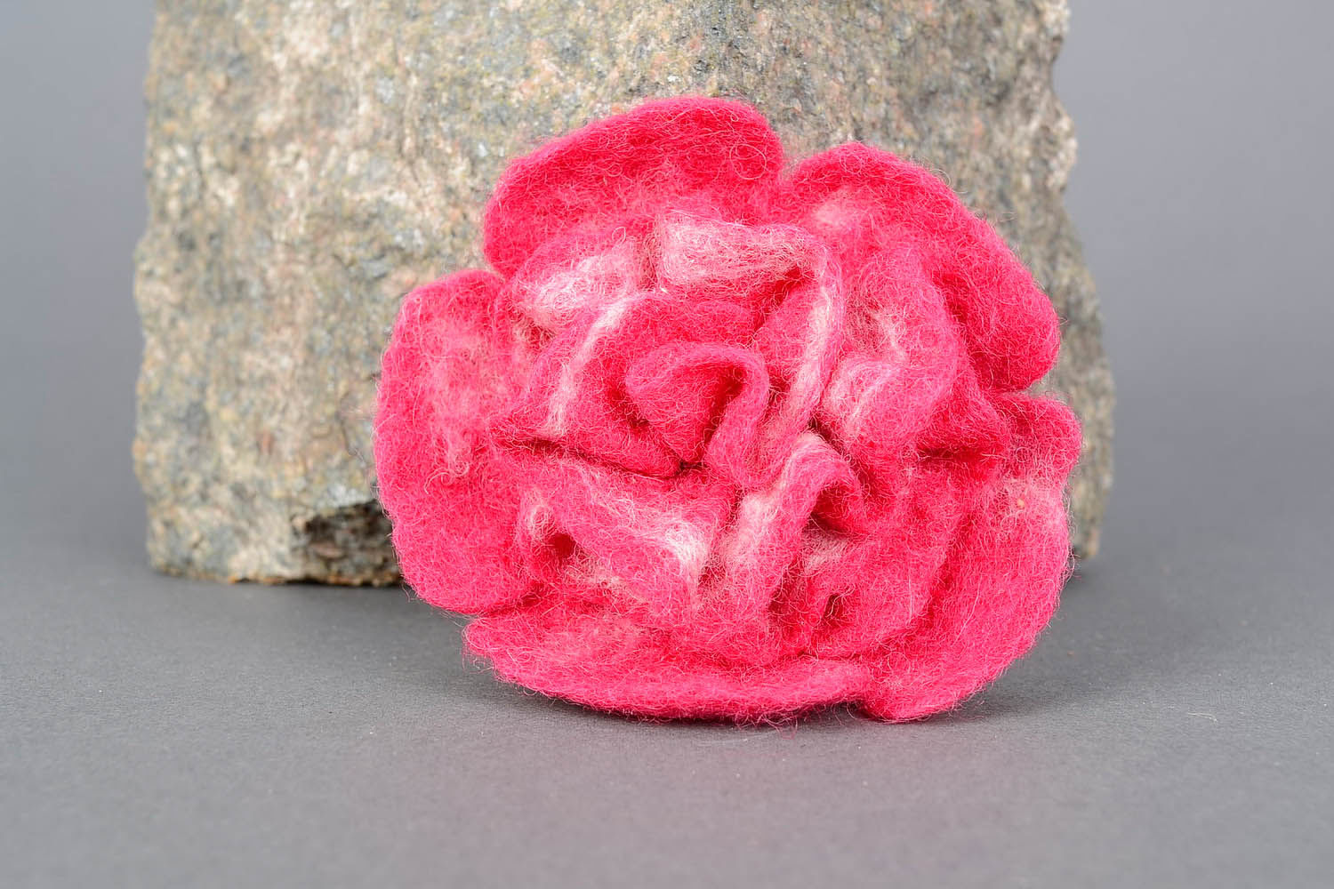 Broche en laine Pivoine rose photo 1