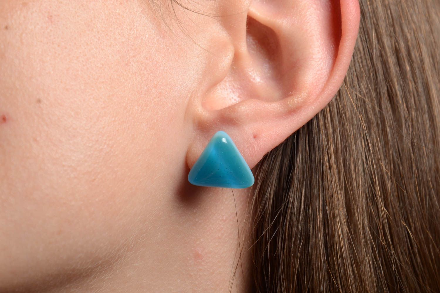 Schöne blaue dreieckige Ohrringe Ohrstecker aus Fusing Glas handmade für Damen foto 2