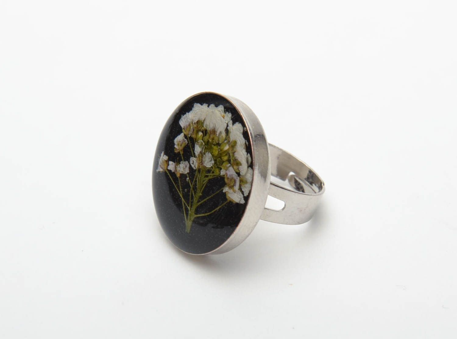 Черный перстень с настоящим цветком в эпоксидной смоле фото 3