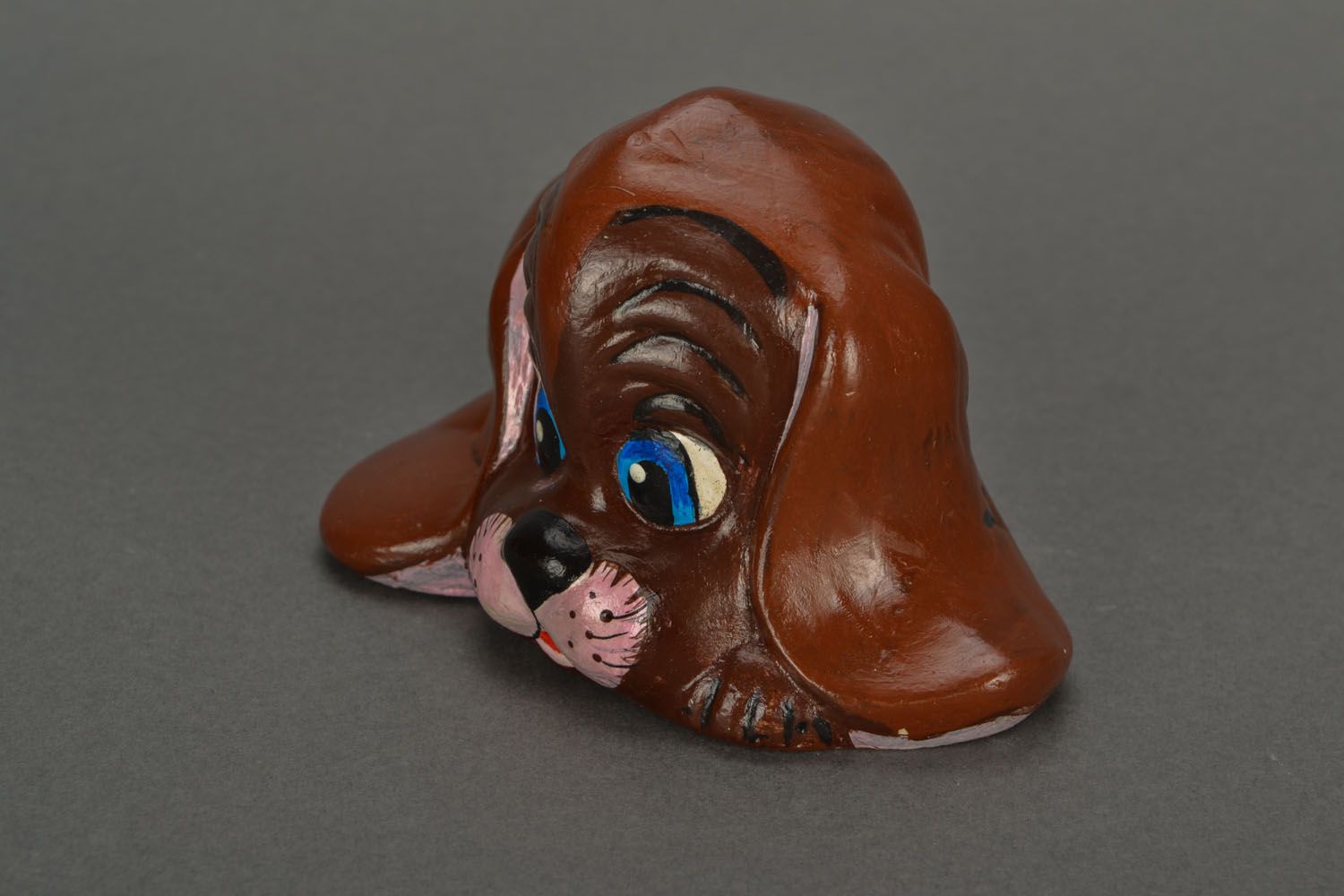 Estatueta de gesso pintada com tintas acrílicas em forma do cão  foto 5