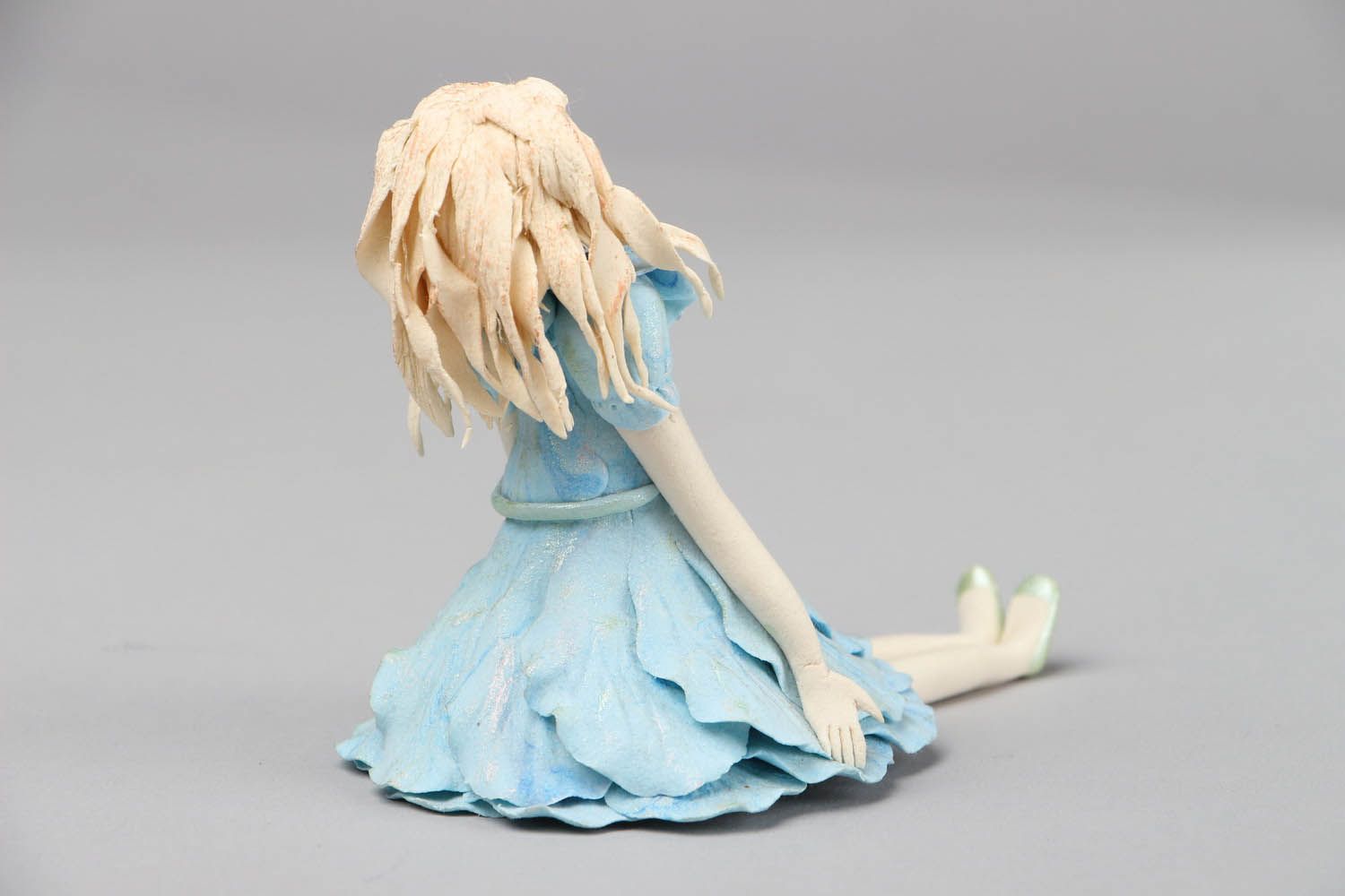 Spielzeug-Puppe im blauen Kleid foto 3