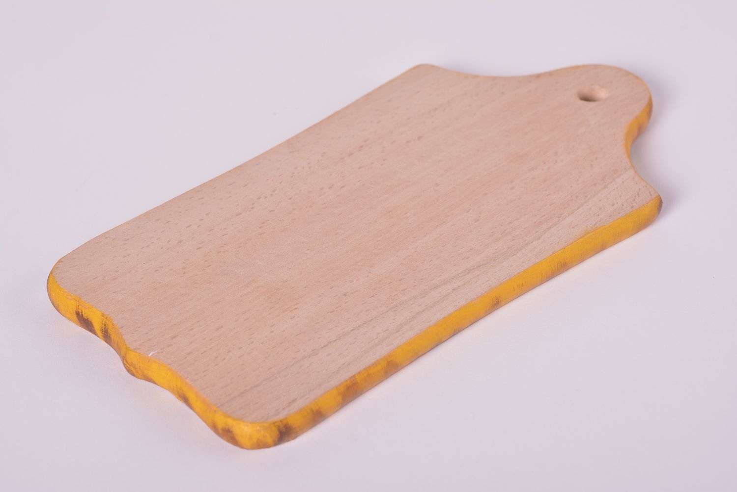 Tabla de cortar y espátula de madera hecha a mano elementos decorativos foto 4