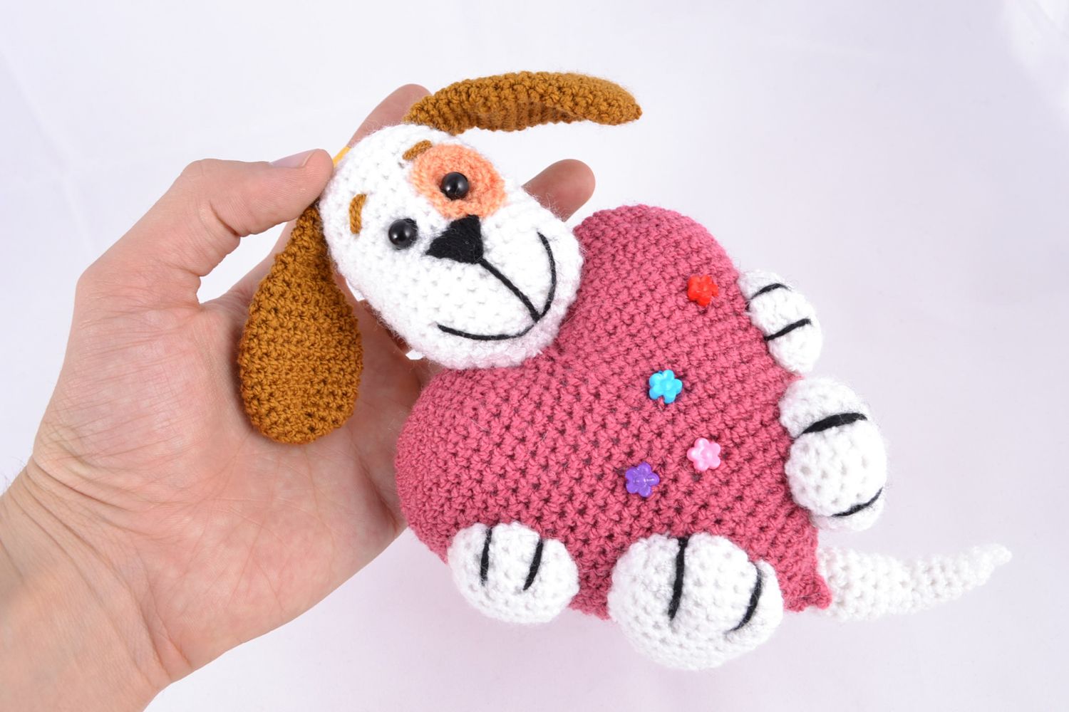 Giocattolo a maglia fatto a mano pupazzo a forma di cane con cuore a uncinetto foto 2