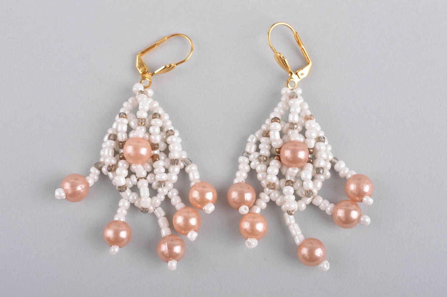Orecchini di perline fatti a mano accessorio originale bello da donna bianchi foto 3