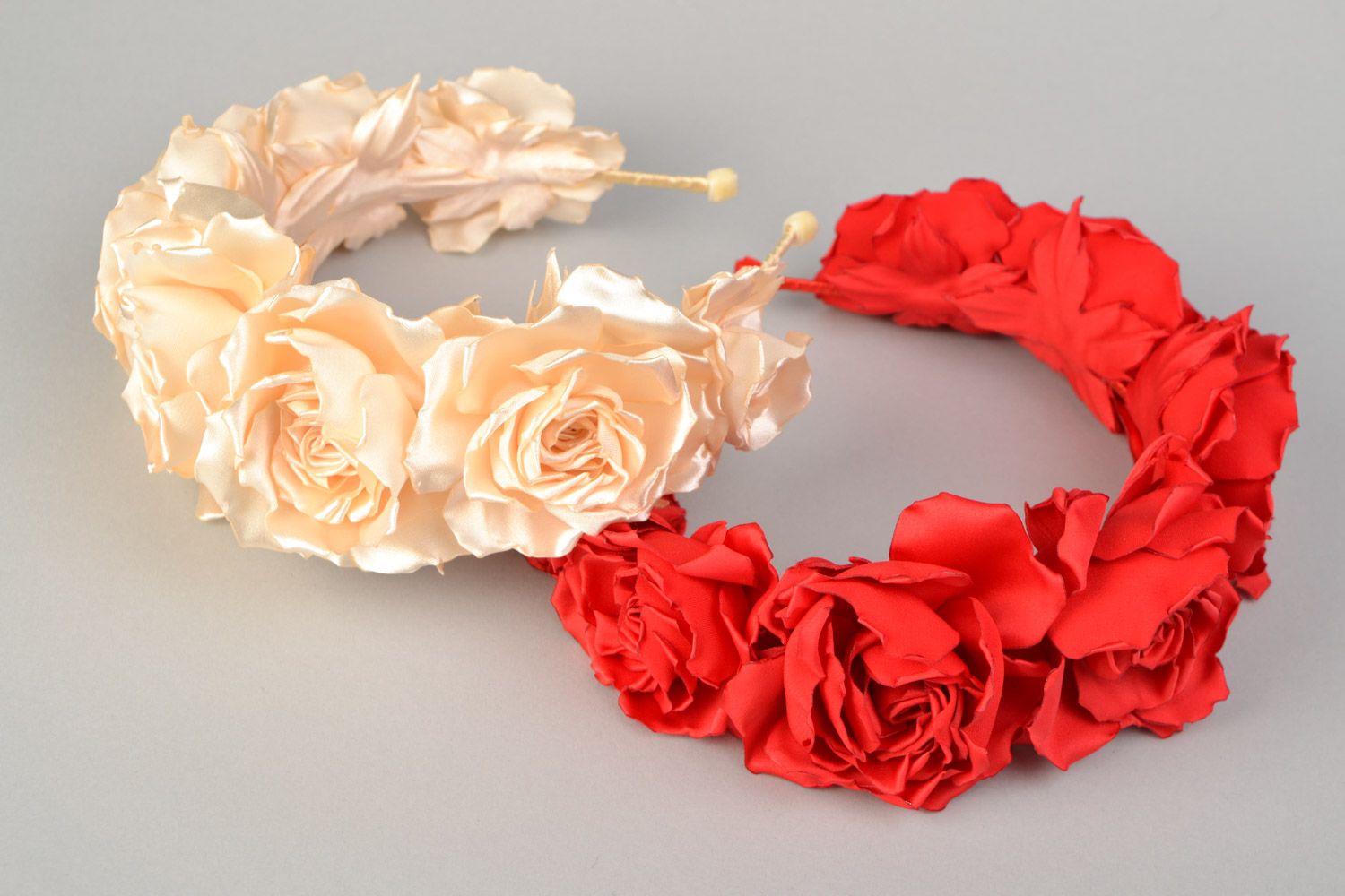 Conjunto de diademas originales de raso y satén artesanales 2 piezas con forma de rosas rojas y blancas  foto 3