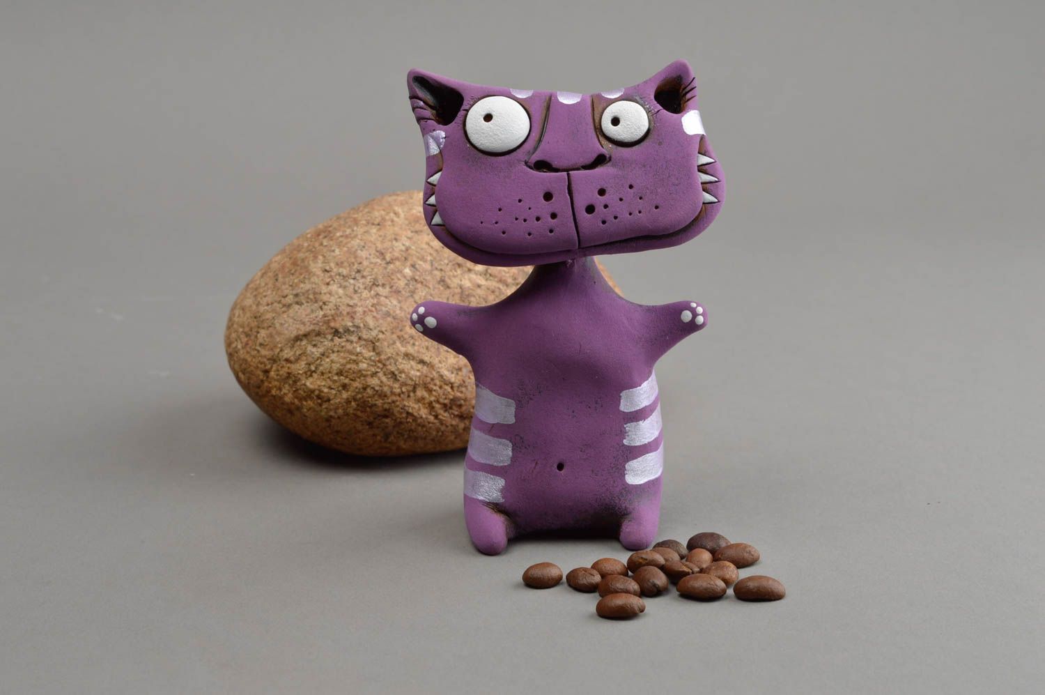 Фиолетовая глиняная статуэтка в виде кота ручной работы расписанная красками фото 1