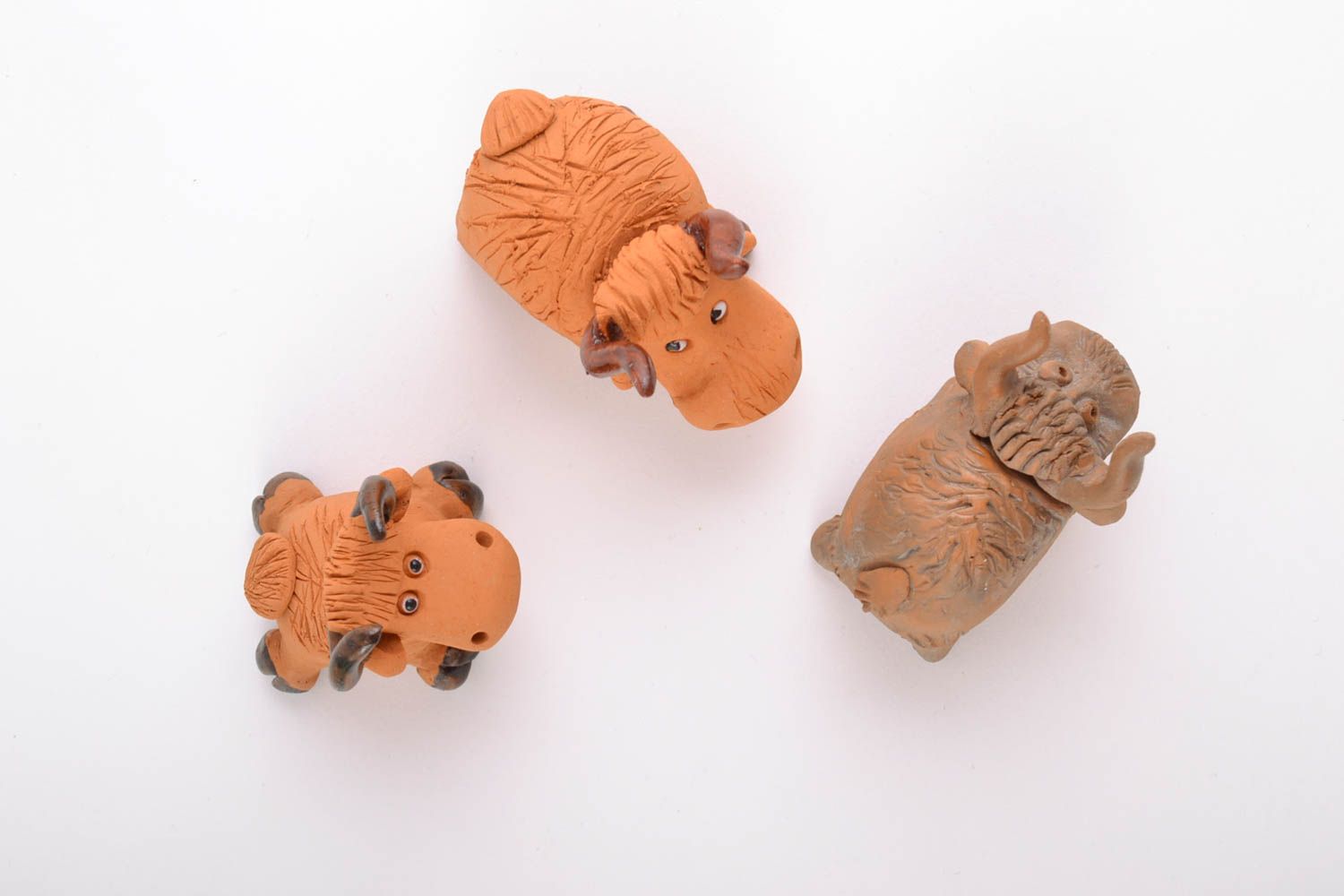 Keramische Statuetten Set aus Ton mit Bemalung in Form von drei Ochsen handmade foto 3