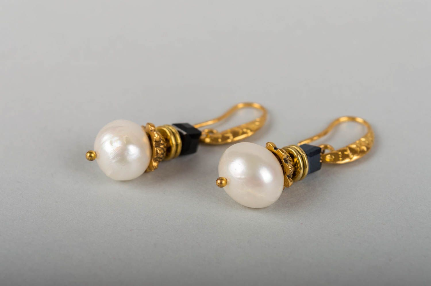 Handmade long neat latten dangling earrings with pearls and crystal glass beads photo 3