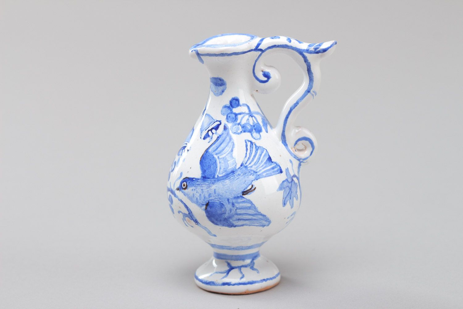 Handgemachter origineller dekorativer Krug aus Ton mit Farben bemalt in Weiß und Blau  foto 2