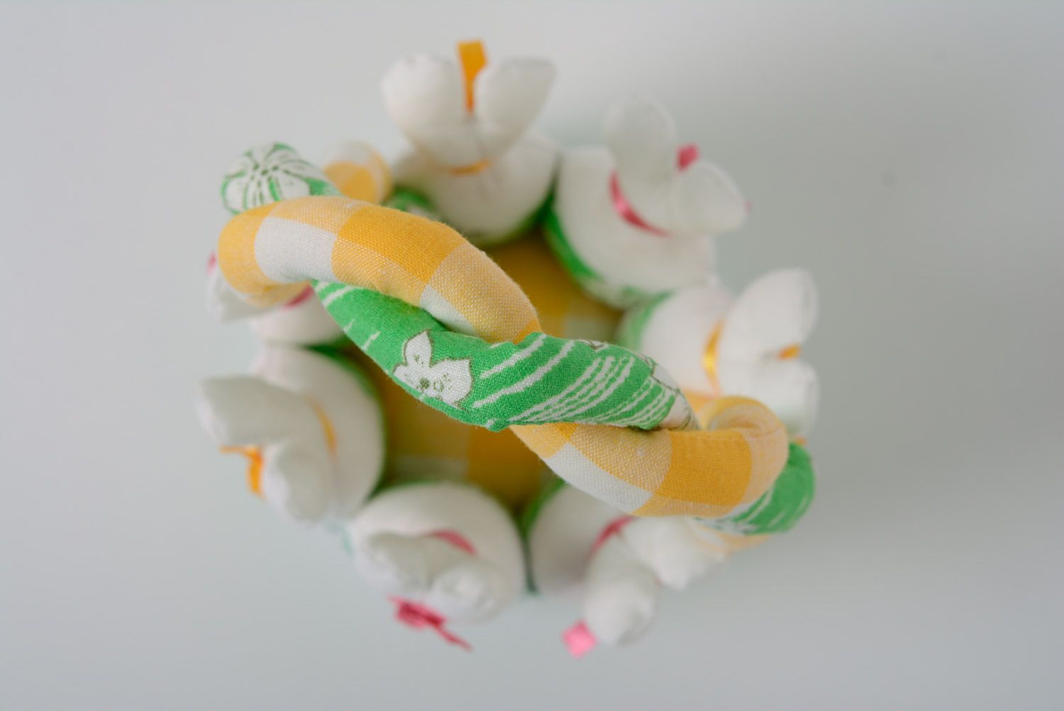 Cesta de Pascua de algodón con huevos decorativos hecha a mano foto 4