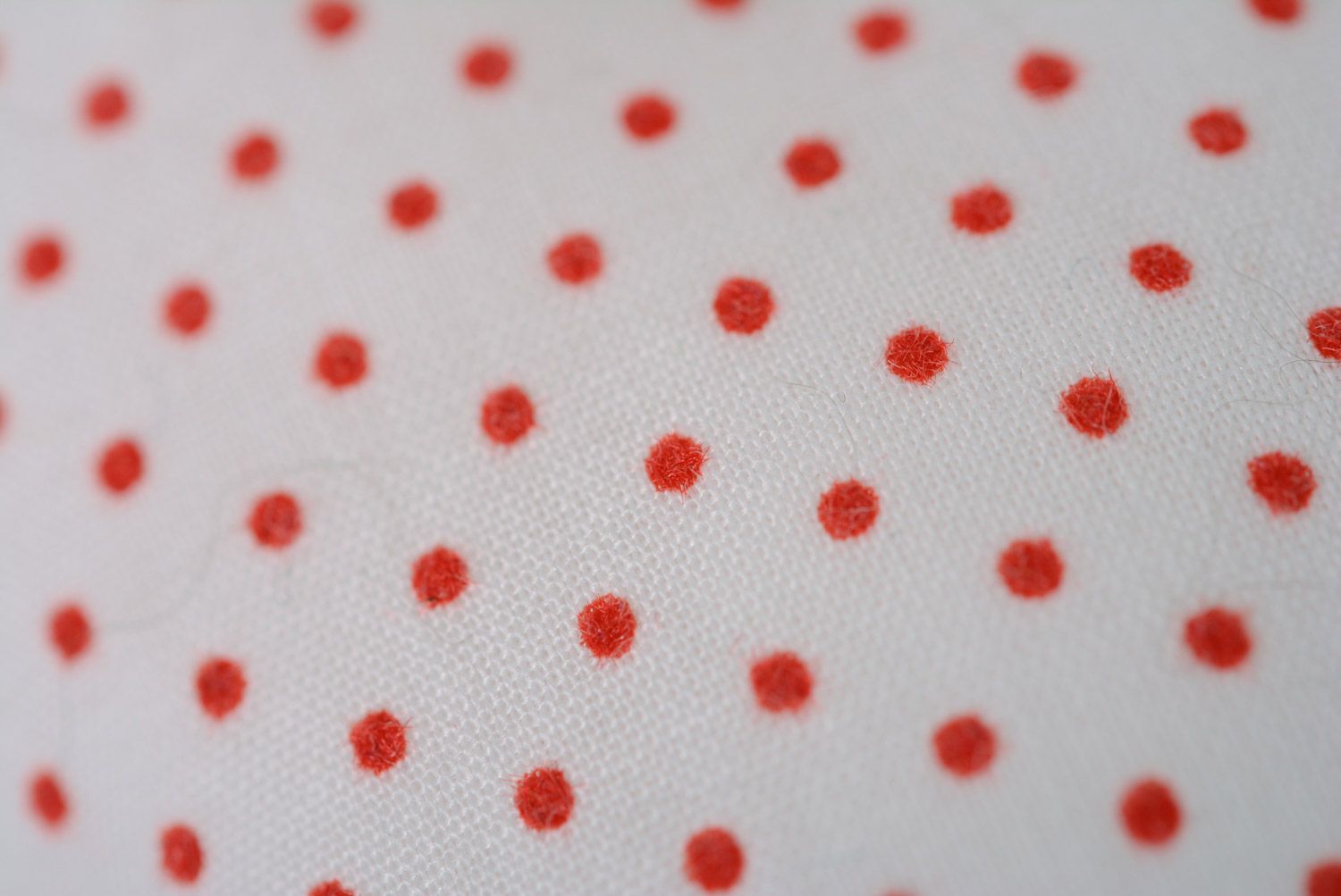 Текстильная подвеска для интерьера в форме сердца с вышивкой ручной работы красная фото 5