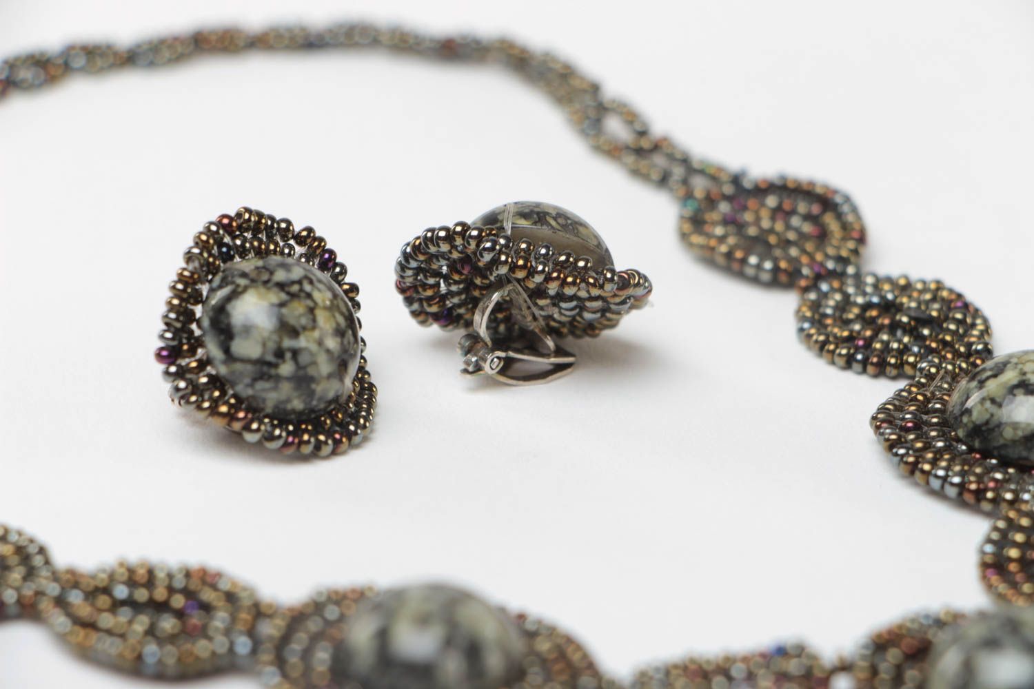 Boucles d'oreilles et collier artisanaux en perles de rocaille faits main photo 4